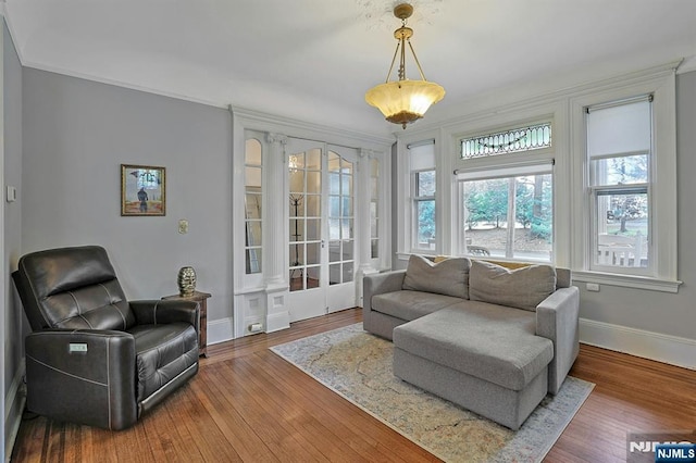 living area with wood-type flooring and baseboards