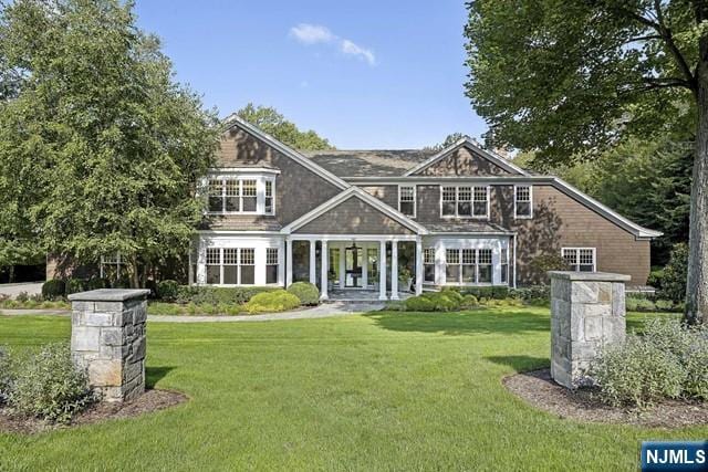 view of front of house featuring a front yard