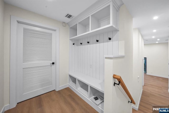 mudroom featuring baseboards, visible vents, wood finished floors, and recessed lighting