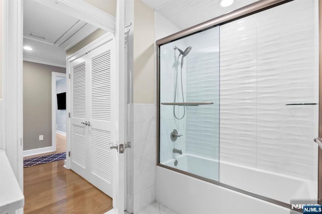 bathroom with crown molding, recessed lighting, enclosed tub / shower combo, wood finished floors, and baseboards