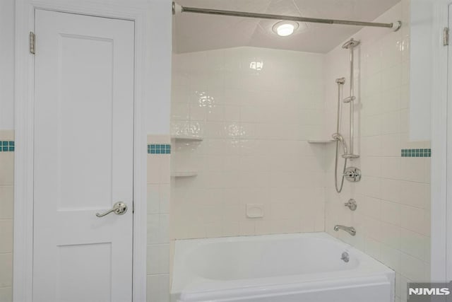 bathroom with bathtub / shower combination