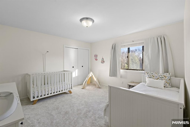 bedroom featuring carpet flooring and a closet