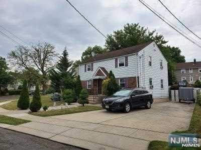 view of front of property with driveway