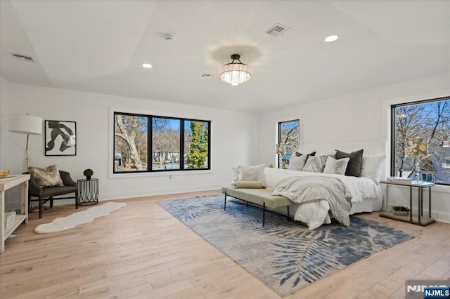 bedroom featuring light wood finished floors, baseboards, visible vents, and recessed lighting