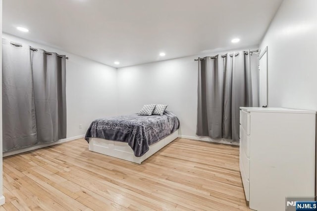 bedroom featuring light wood-type flooring, baseboards, and recessed lighting