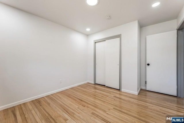 unfurnished bedroom featuring light wood-style floors, baseboards, and recessed lighting