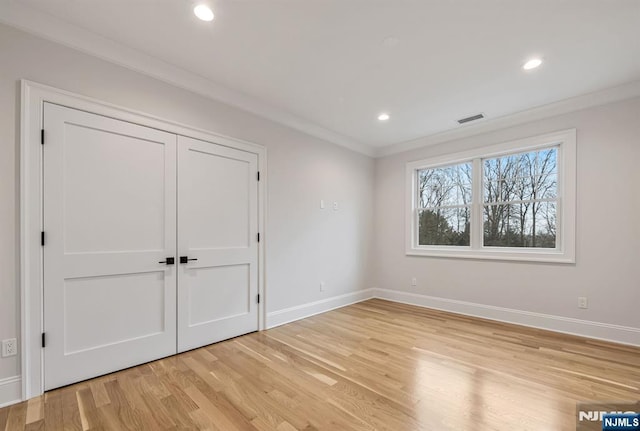 unfurnished bedroom featuring light wood-style flooring, recessed lighting, visible vents, baseboards, and ornamental molding