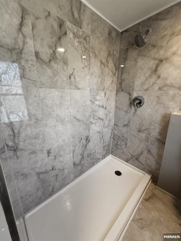 bathroom featuring tiled shower