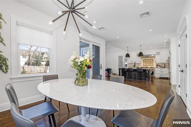 dining space featuring dark wood-style floors, recessed lighting, visible vents, and baseboards