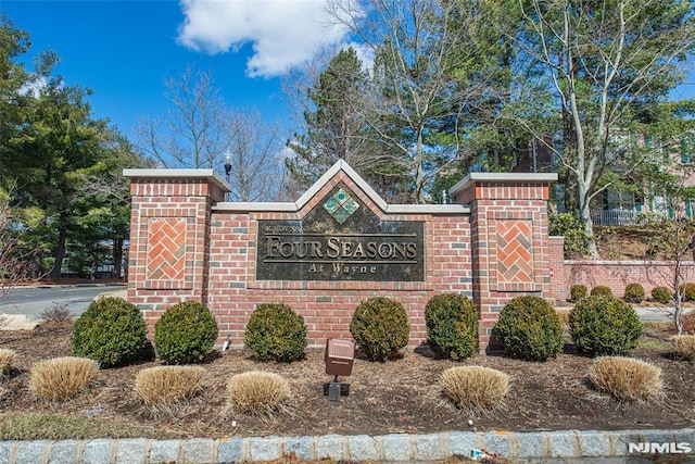 view of community / neighborhood sign