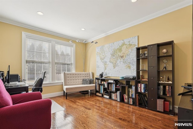 living area with baseboards, ornamental molding, wood finished floors, and recessed lighting