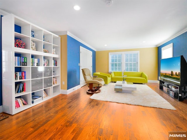 sitting room with baseboards, recessed lighting, wood finished floors, and crown molding