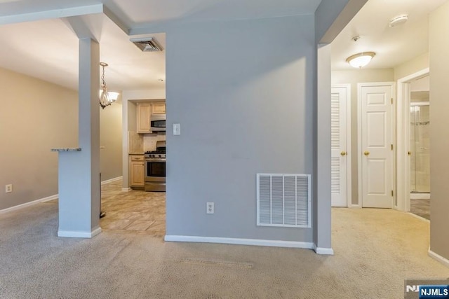 unfurnished room with visible vents, light carpet, baseboards, and an inviting chandelier