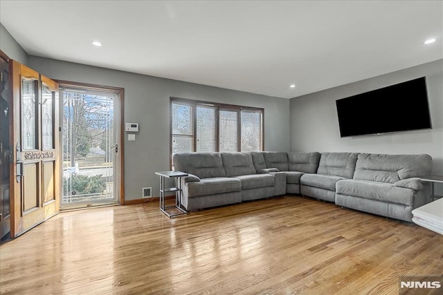 living area featuring recessed lighting, visible vents, light wood-type flooring, and baseboards