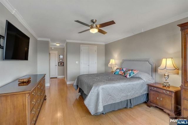 bedroom featuring light wood-style flooring, a closet, crown molding, baseboards, and ceiling fan