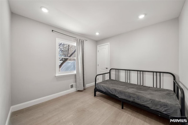 sitting room featuring visible vents, recessed lighting, baseboards, and wood finished floors