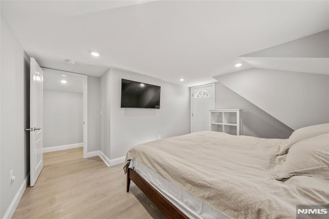 bedroom featuring light wood-style flooring, recessed lighting, and baseboards