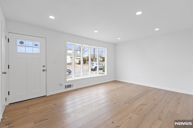 foyer with light wood-style flooring, recessed lighting, visible vents, and baseboards