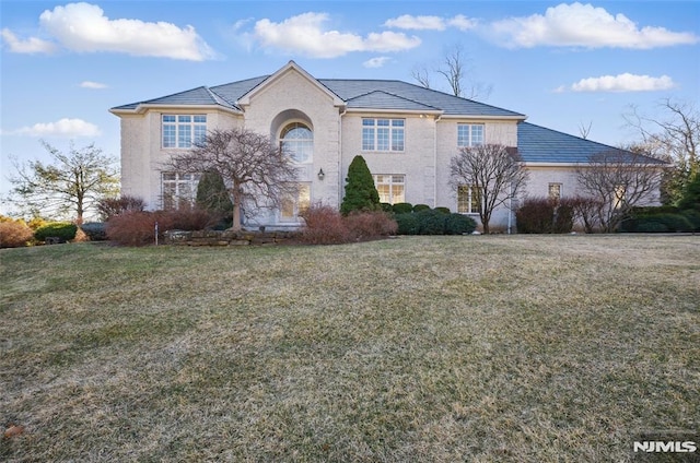 view of front of home featuring a front lawn