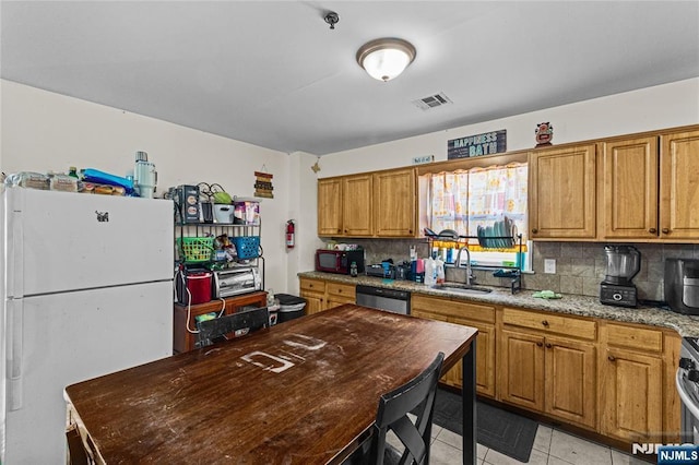 kitchen with a sink, visible vents, backsplash, and appliances with stainless steel finishes