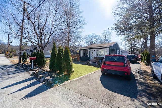 view of front of home with driveway and a front yard