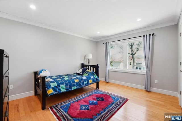 bedroom with baseboards, ornamental molding, light wood-style flooring, and recessed lighting