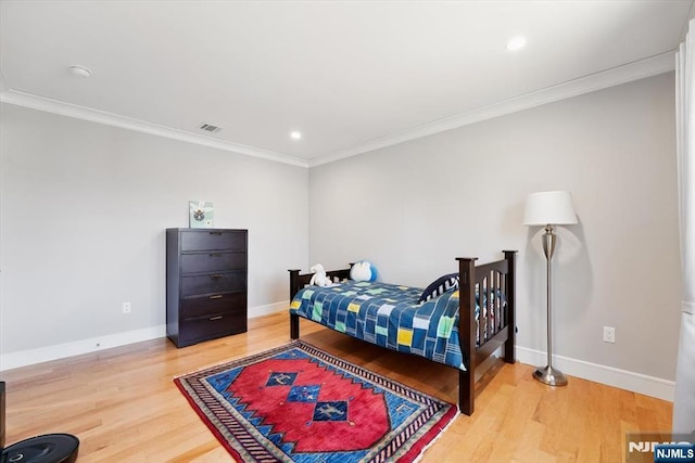 bedroom featuring recessed lighting, baseboards, visible vents, crown molding, and wood finished floors