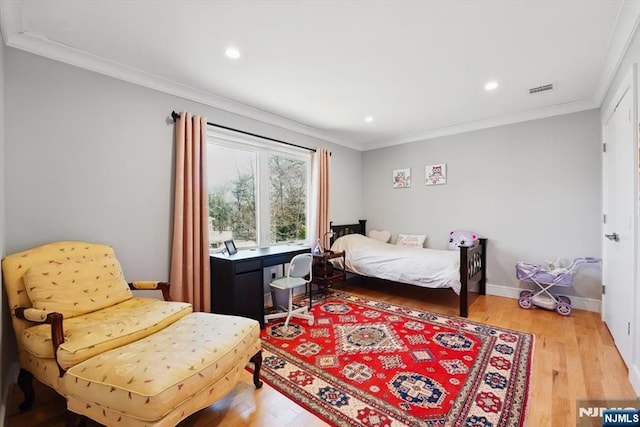 bedroom featuring crown molding, visible vents, wood finished floors, and recessed lighting