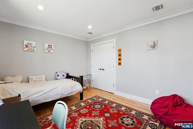 bedroom with light wood-style flooring, visible vents, baseboards, ornamental molding, and recessed lighting