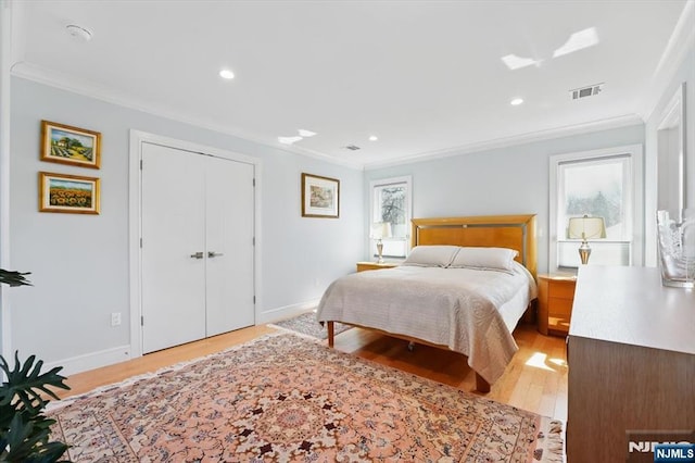 bedroom with visible vents, baseboards, light wood-style floors, ornamental molding, and recessed lighting