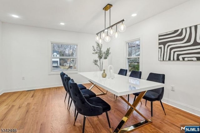 dining space featuring recessed lighting, light wood-type flooring, and baseboards