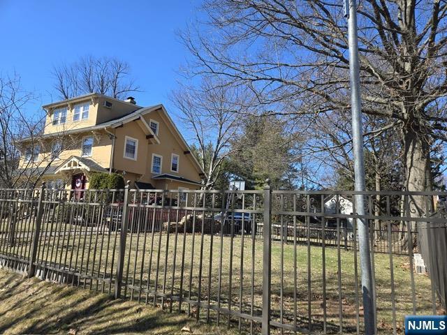 exterior space featuring a fenced front yard