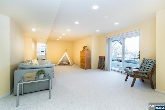 sitting room with recessed lighting and baseboards