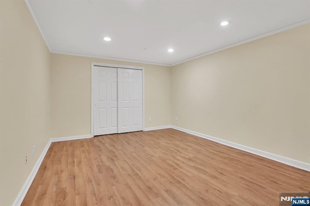 unfurnished bedroom featuring recessed lighting, light wood-type flooring, baseboards, and crown molding