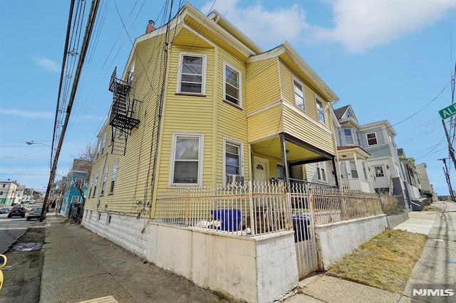 view of front of house with a fenced front yard