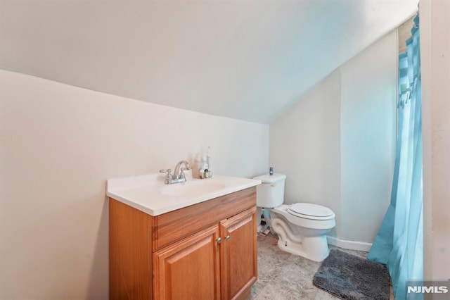 full bath featuring vanity, lofted ceiling, toilet, and a shower with shower curtain