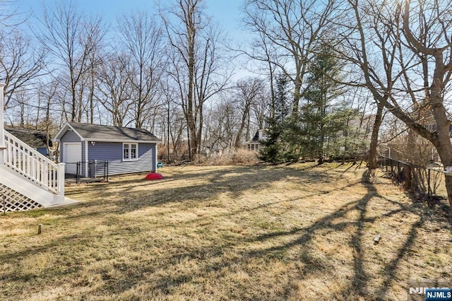 view of yard with an outbuilding