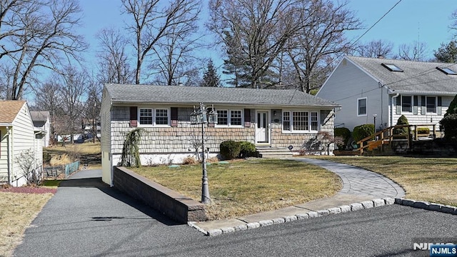 view of front facade with a front yard