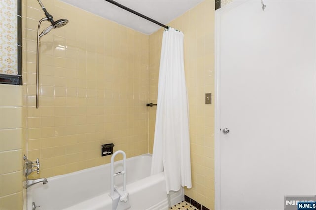 full bathroom with shower / tub combo