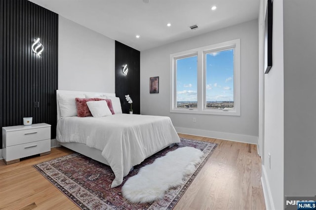 bedroom featuring visible vents, recessed lighting, baseboards, and light wood-style floors