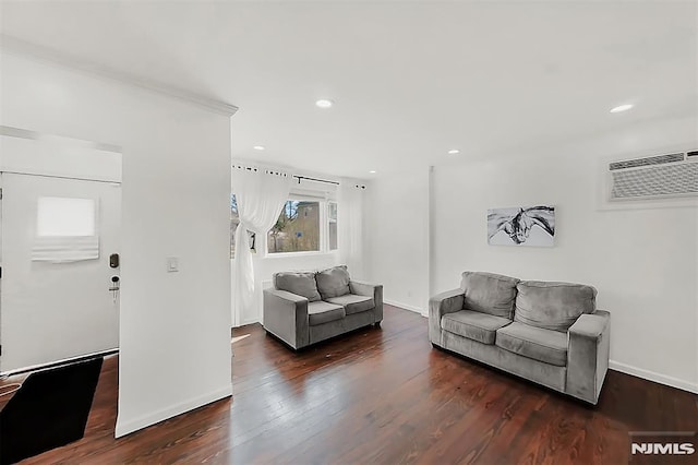 living room featuring a wall unit AC, recessed lighting, wood finished floors, and baseboards