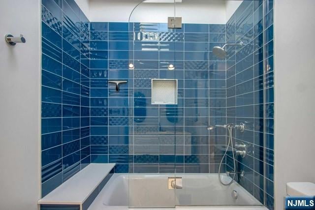 full bathroom with enclosed tub / shower combo