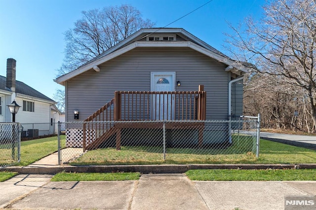 view of front facade featuring a front yard and fence private yard