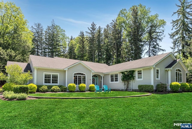 28 Scott Ct, Allendale, NJ 07401 - single story home featuring a front lawn and a shingled roof