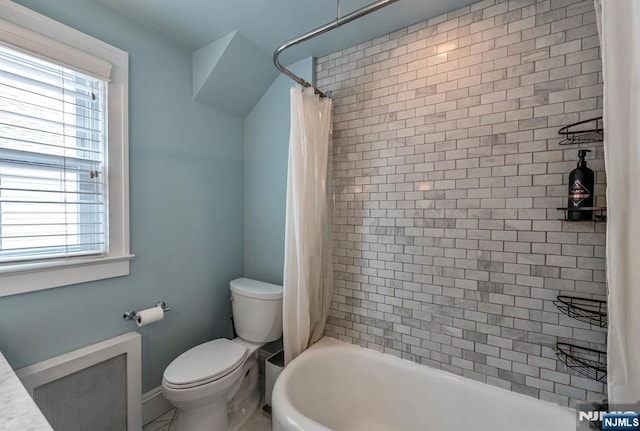 bathroom featuring toilet, plenty of natural light, and shower / tub combo with curtain