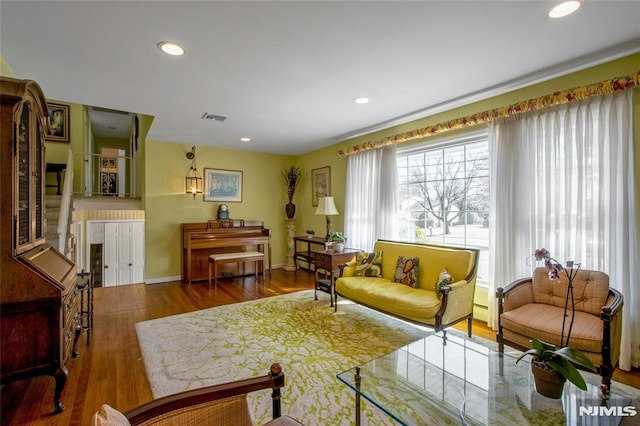 living room featuring recessed lighting, visible vents, baseboards, and wood finished floors