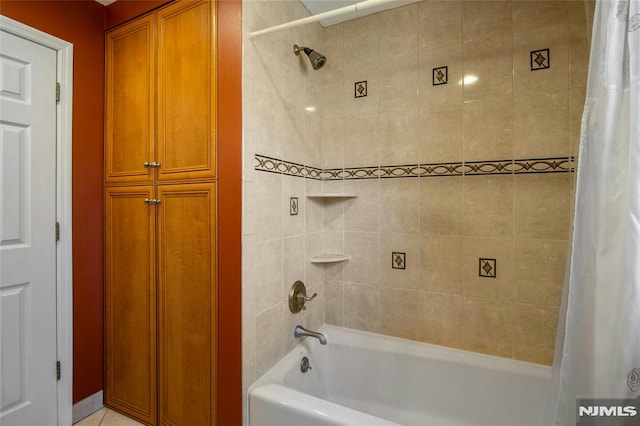 bathroom with shower / tub combo