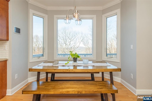 dining room with visible vents, light wood-style flooring, breakfast area, and baseboards