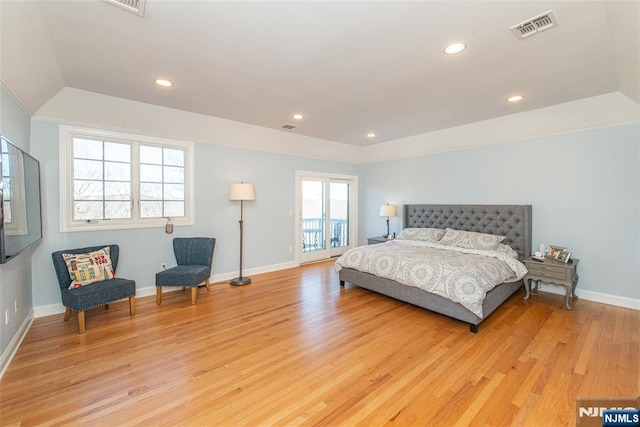 bedroom featuring light wood-type flooring, visible vents, baseboards, and recessed lighting