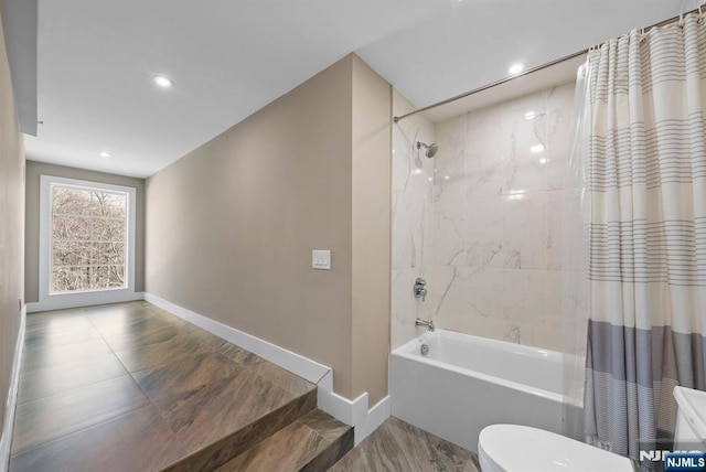 full bathroom with recessed lighting, toilet, shower / bathtub combination with curtain, and baseboards